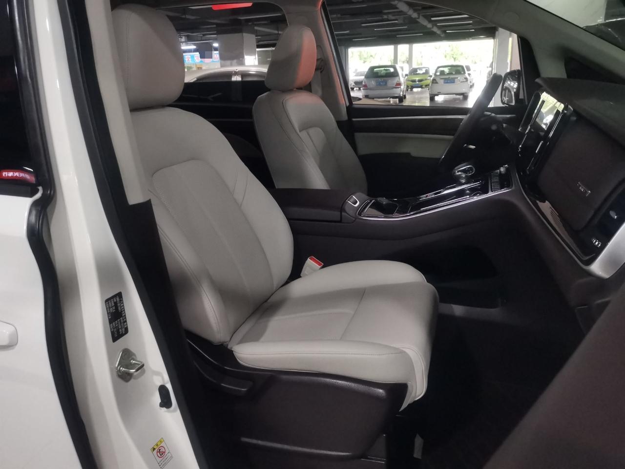 广汽传祺 传祺M8 2021款 领秀系列 390T 尊享版