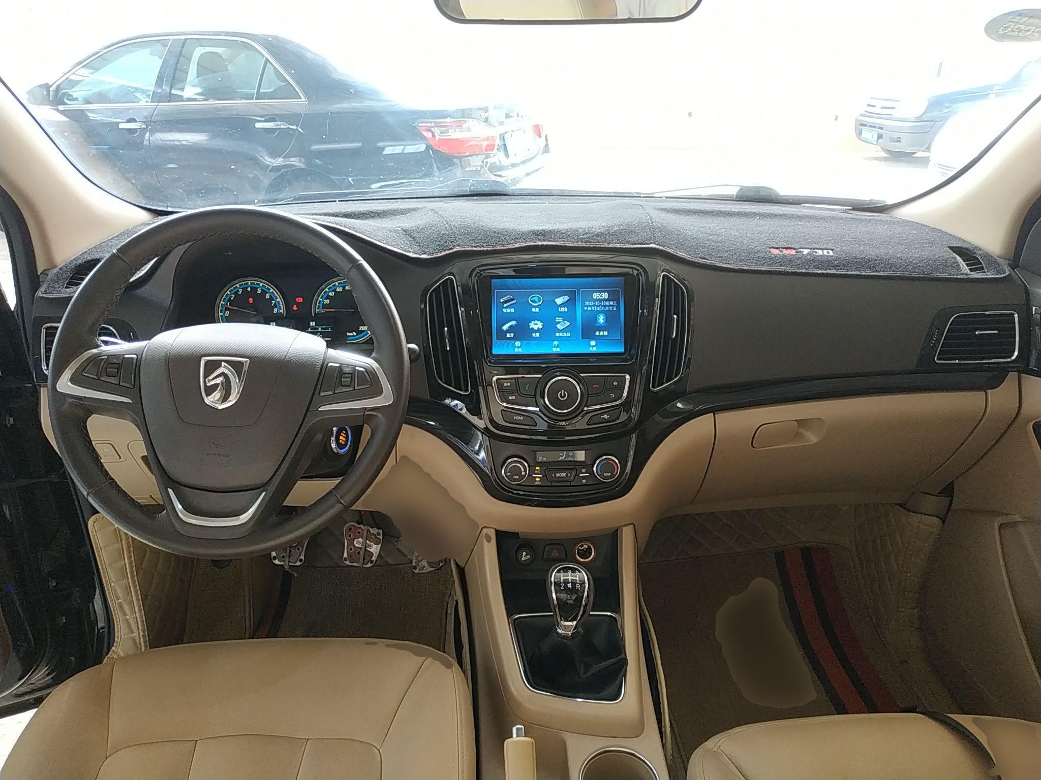 宝骏730 2014款 1.5L 手动豪华导航ESP版 7座