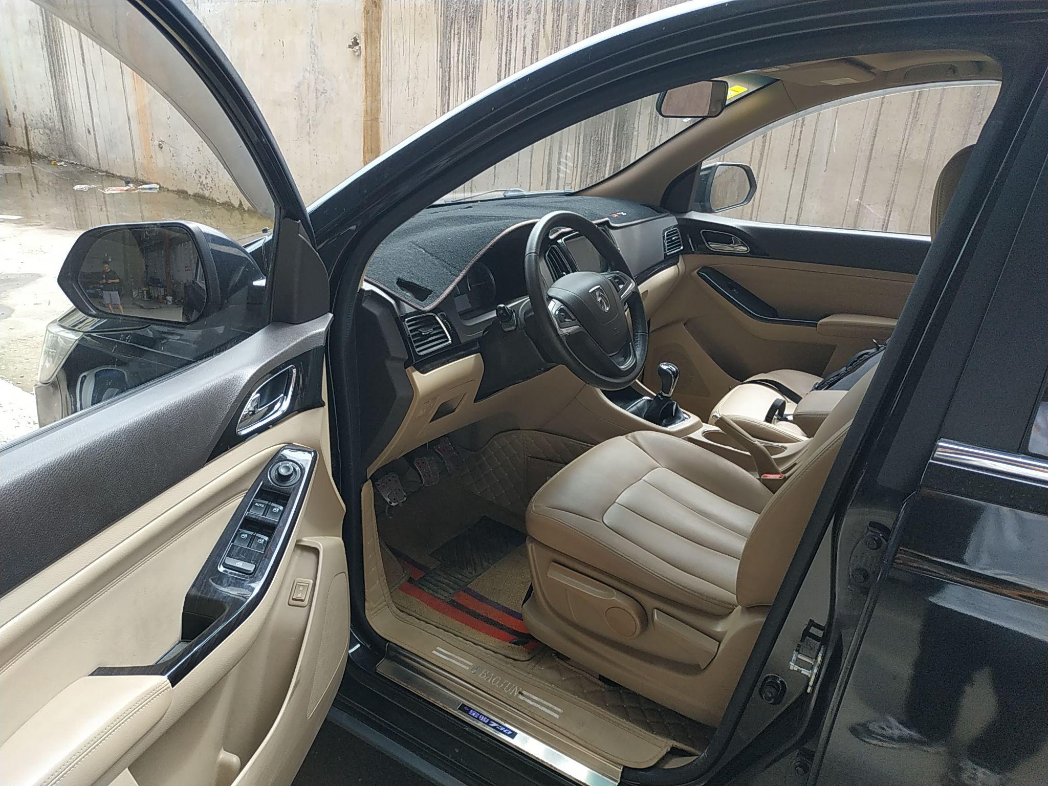 宝骏730 2014款 1.5L 手动豪华导航ESP版 7座
