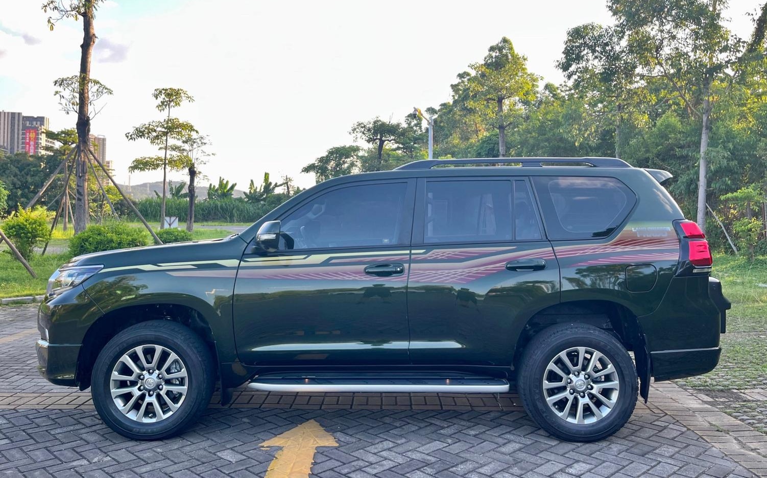 丰田 普拉多 2019款 3.5L 自动TX-L尊享版后挂备胎