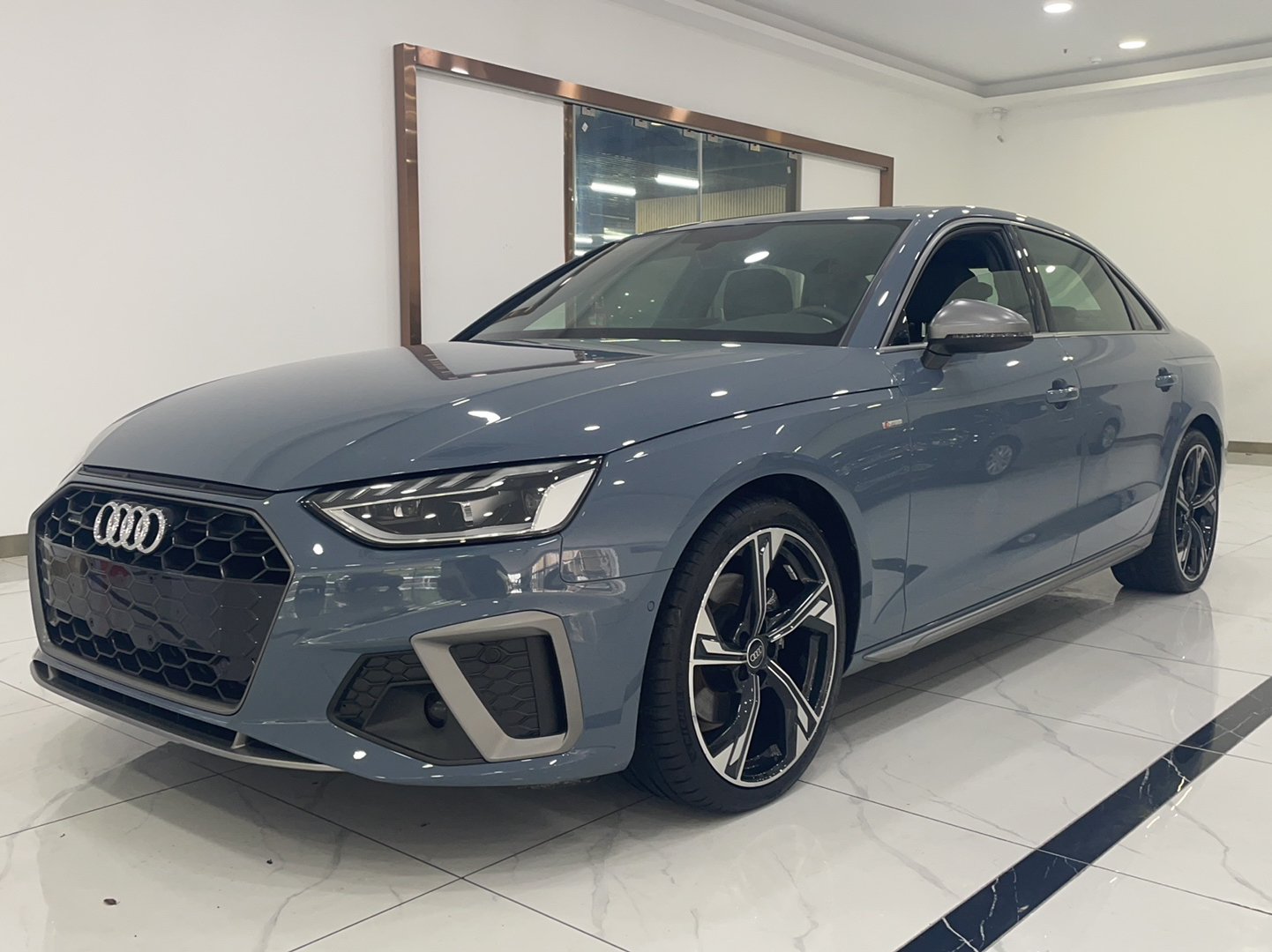 奥迪A4L 2022款 40 TFSI quattro RS套件燃速型