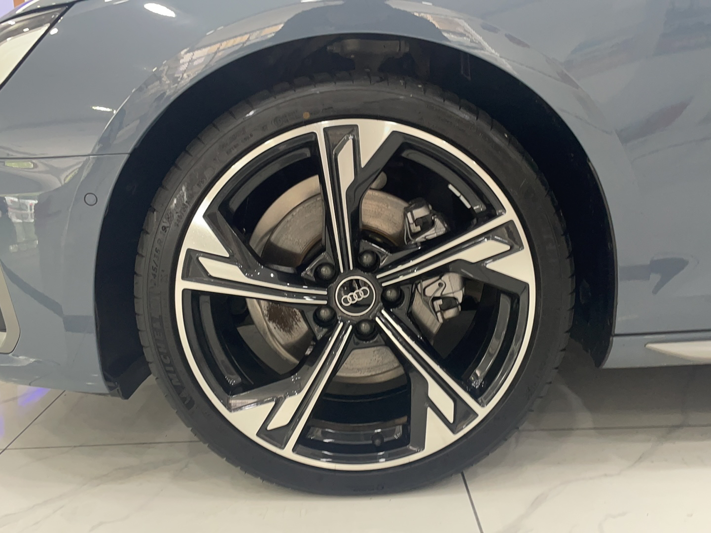 奥迪A4L 2022款 40 TFSI quattro RS套件燃速型