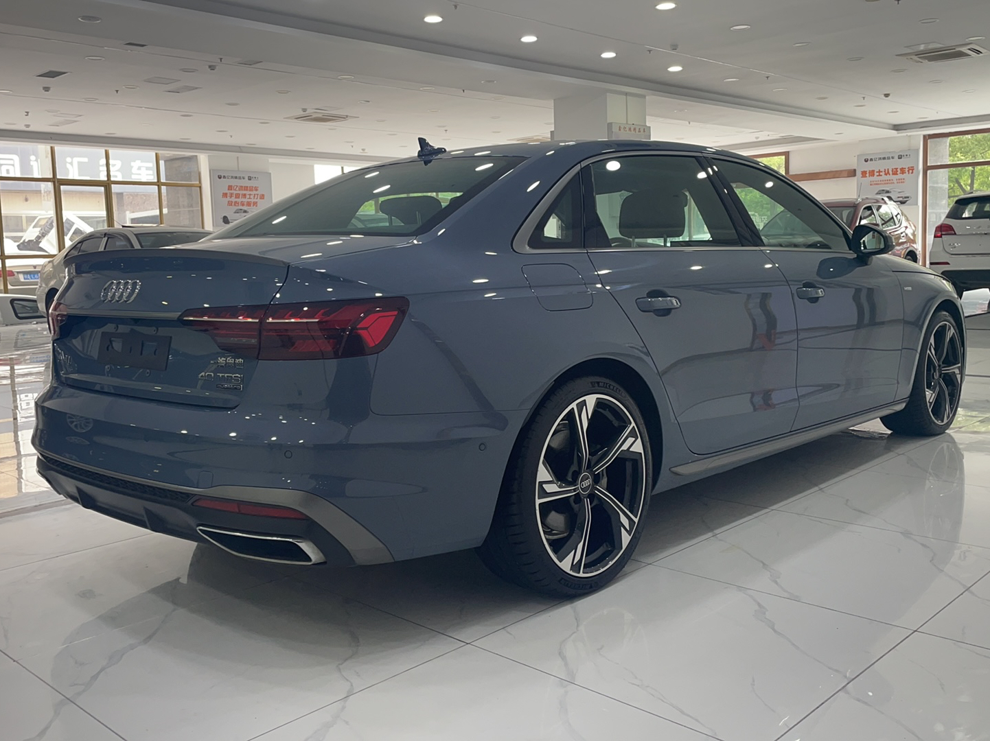 奥迪A4L 2022款 40 TFSI quattro RS套件燃速型
