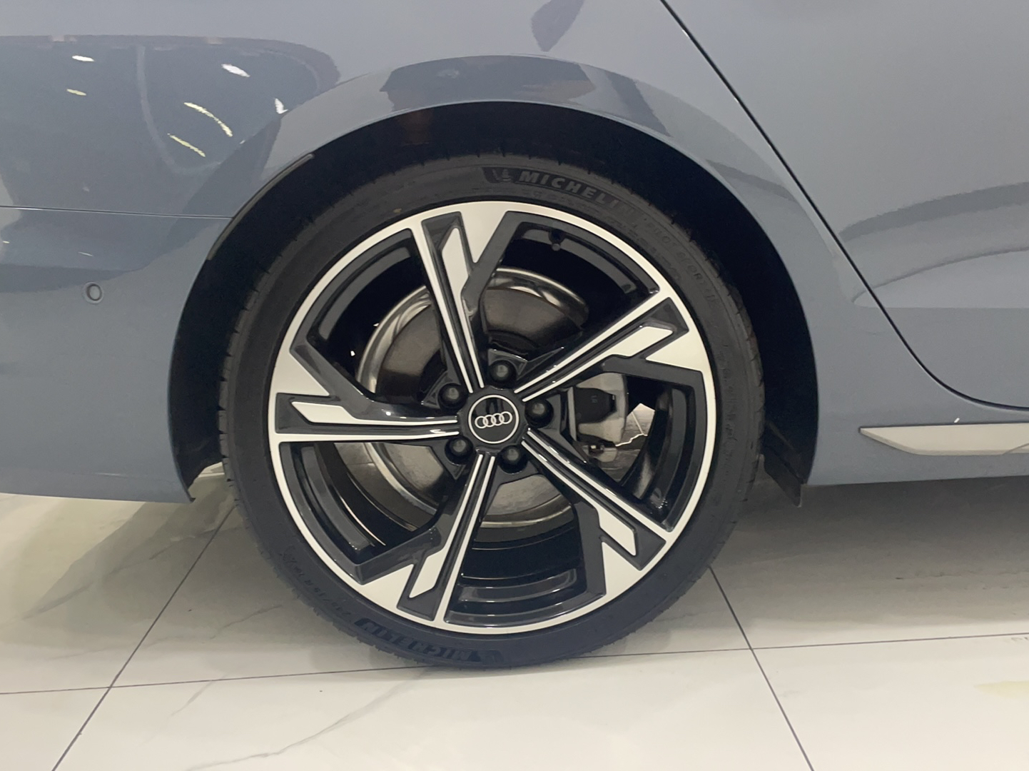 奥迪A4L 2022款 40 TFSI quattro RS套件燃速型