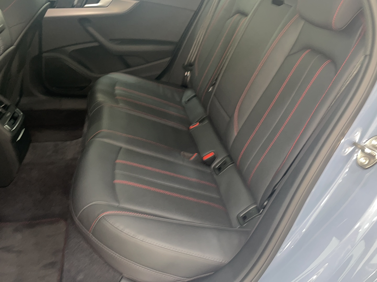 奥迪A4L 2022款 40 TFSI quattro RS套件燃速型