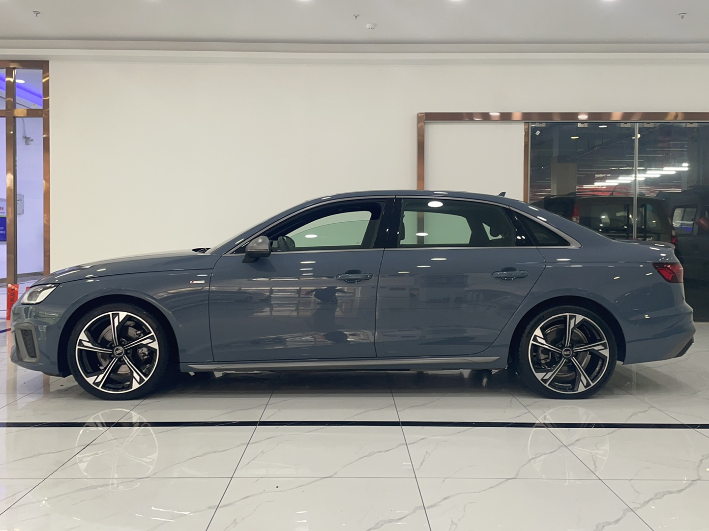 奥迪A4L 2022款 40 TFSI quattro RS套件燃速型