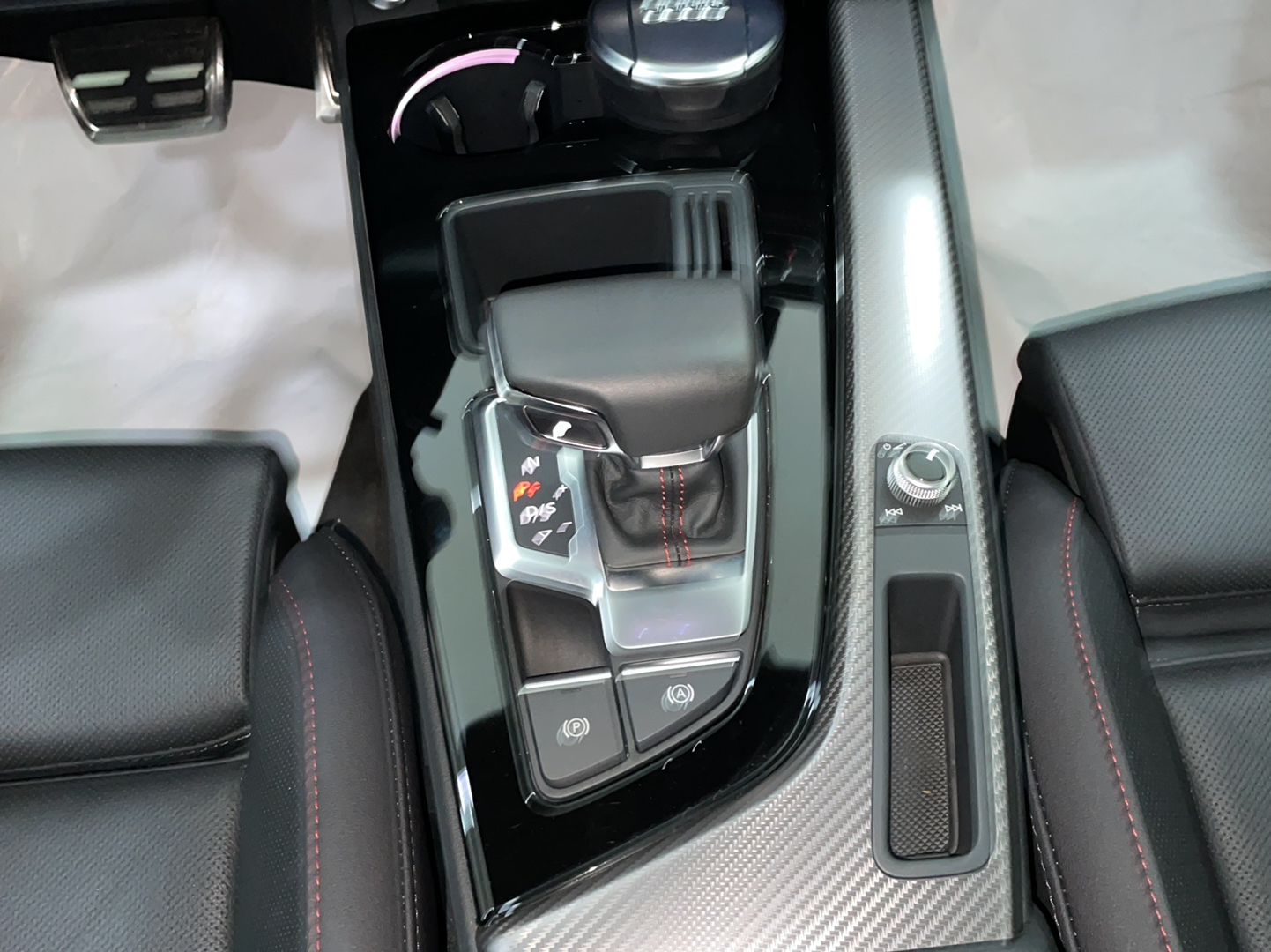 奥迪A4L 2022款 40 TFSI quattro RS套件燃速型