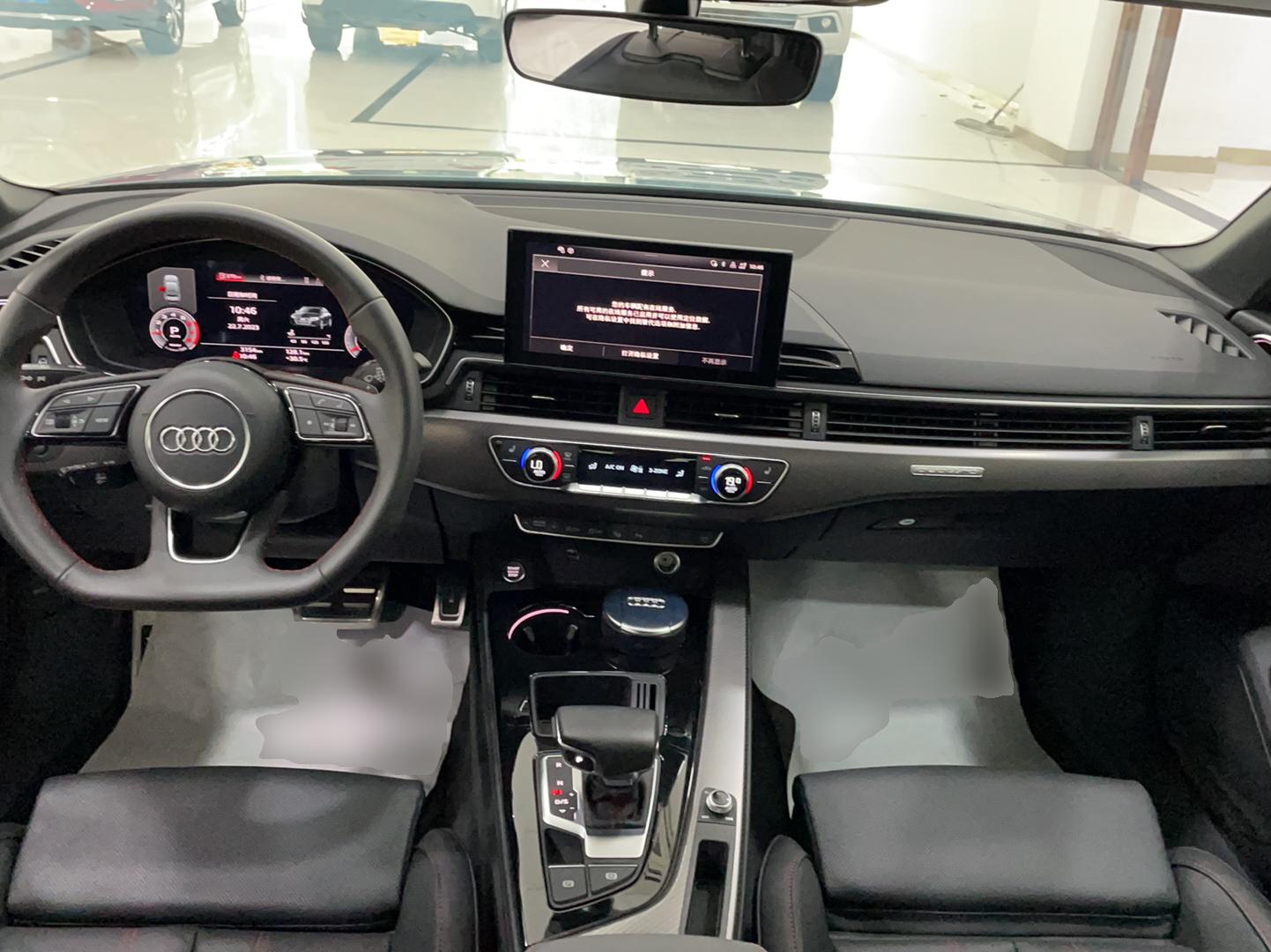 奥迪A4L 2022款 40 TFSI quattro RS套件燃速型