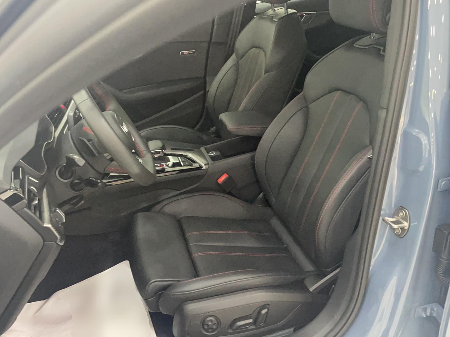 奥迪A4L 2022款 40 TFSI quattro RS套件燃速型