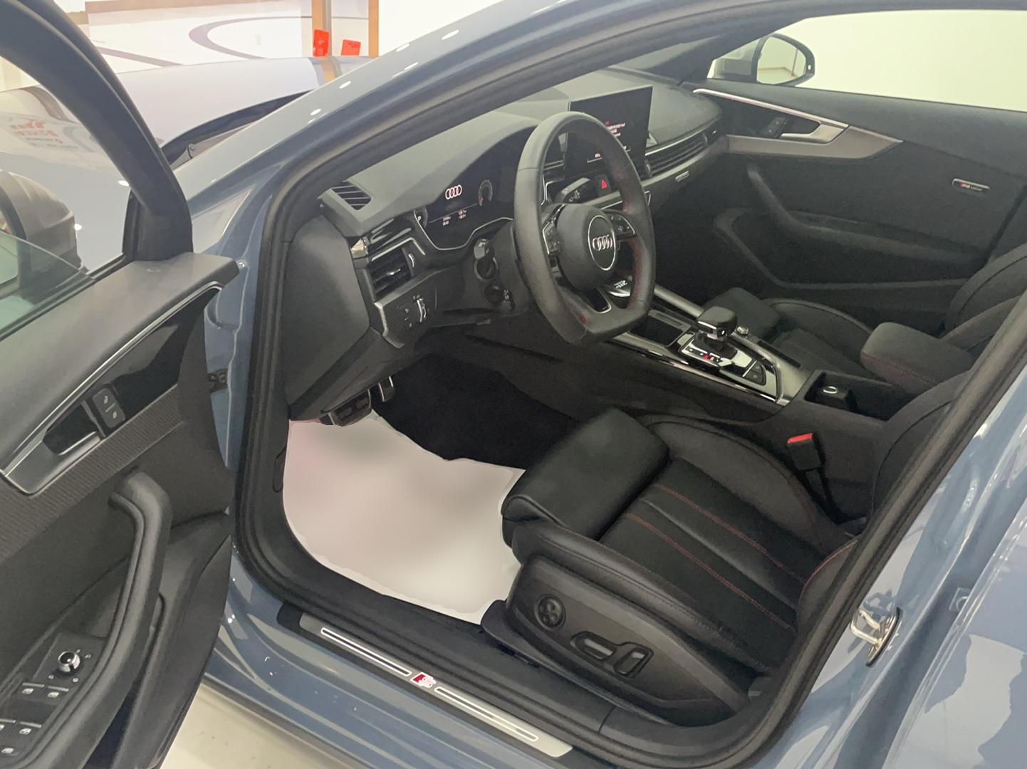 奥迪A4L 2022款 40 TFSI quattro RS套件燃速型