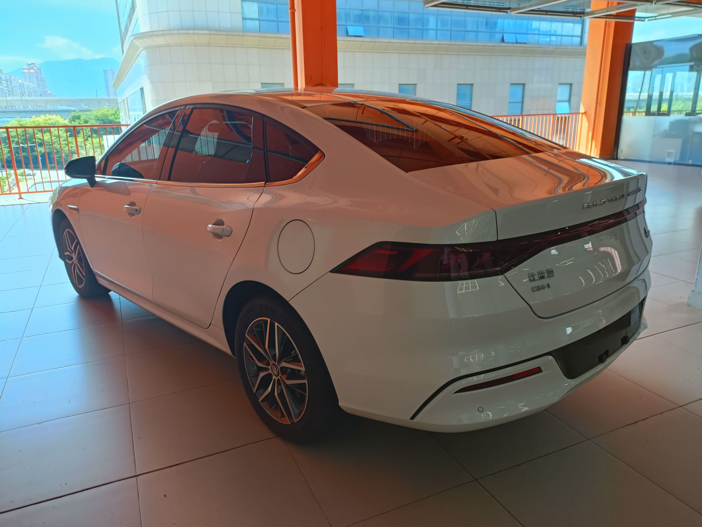 比亚迪 秦PLUS 2021款 DM-i 120KM 尊贵型