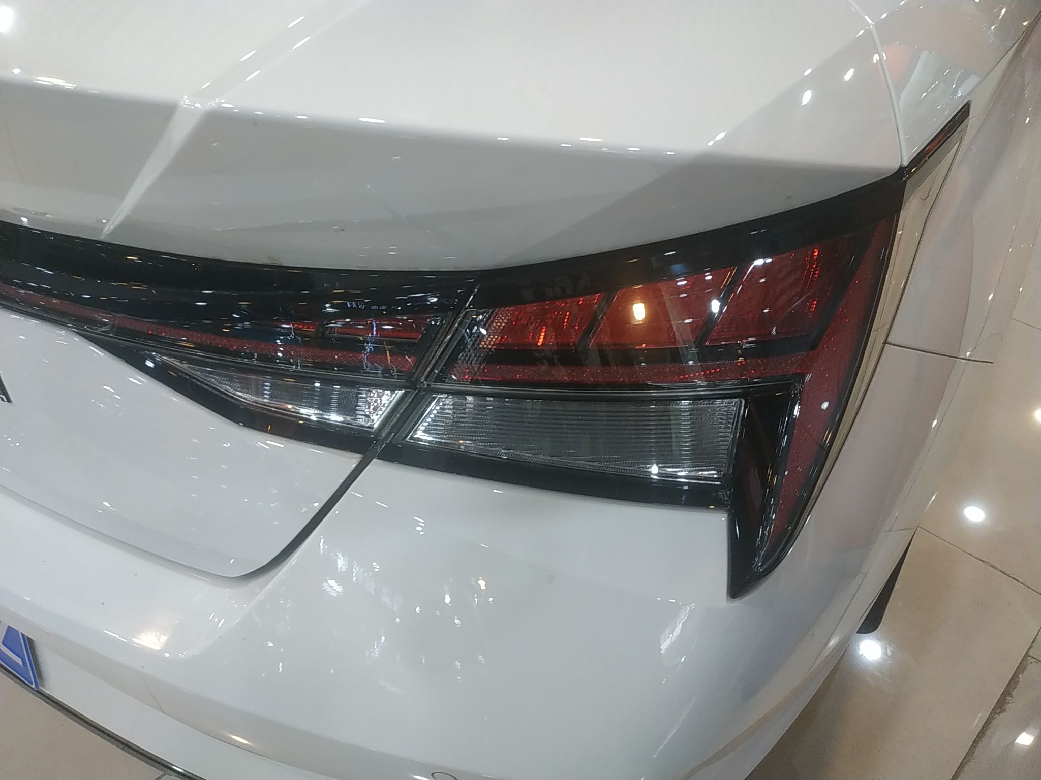 现代 伊兰特 2022款 1.5L CVT LUX尊贵版