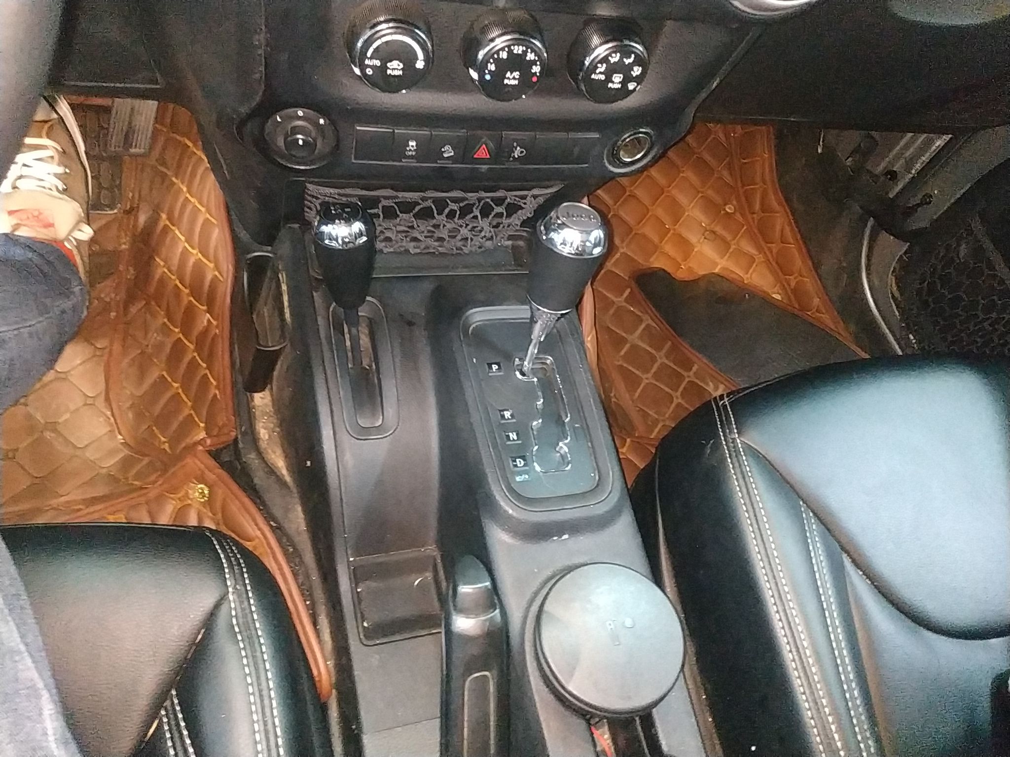 Jeep 牧马人 2015款 2.8TD Sahara 四门舒享版(进口)