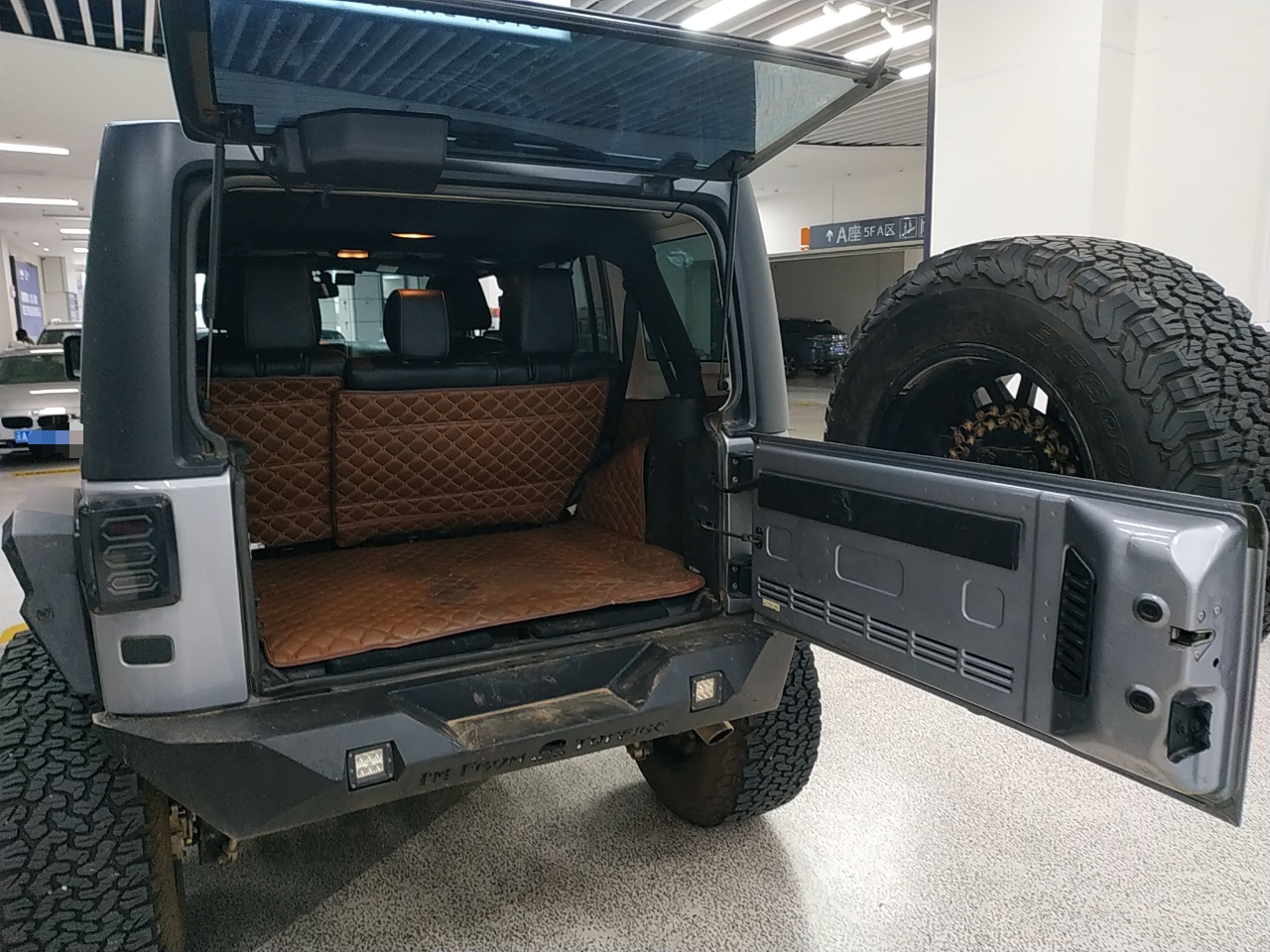 Jeep 牧马人 2015款 2.8TD Sahara 四门舒享版(进口)