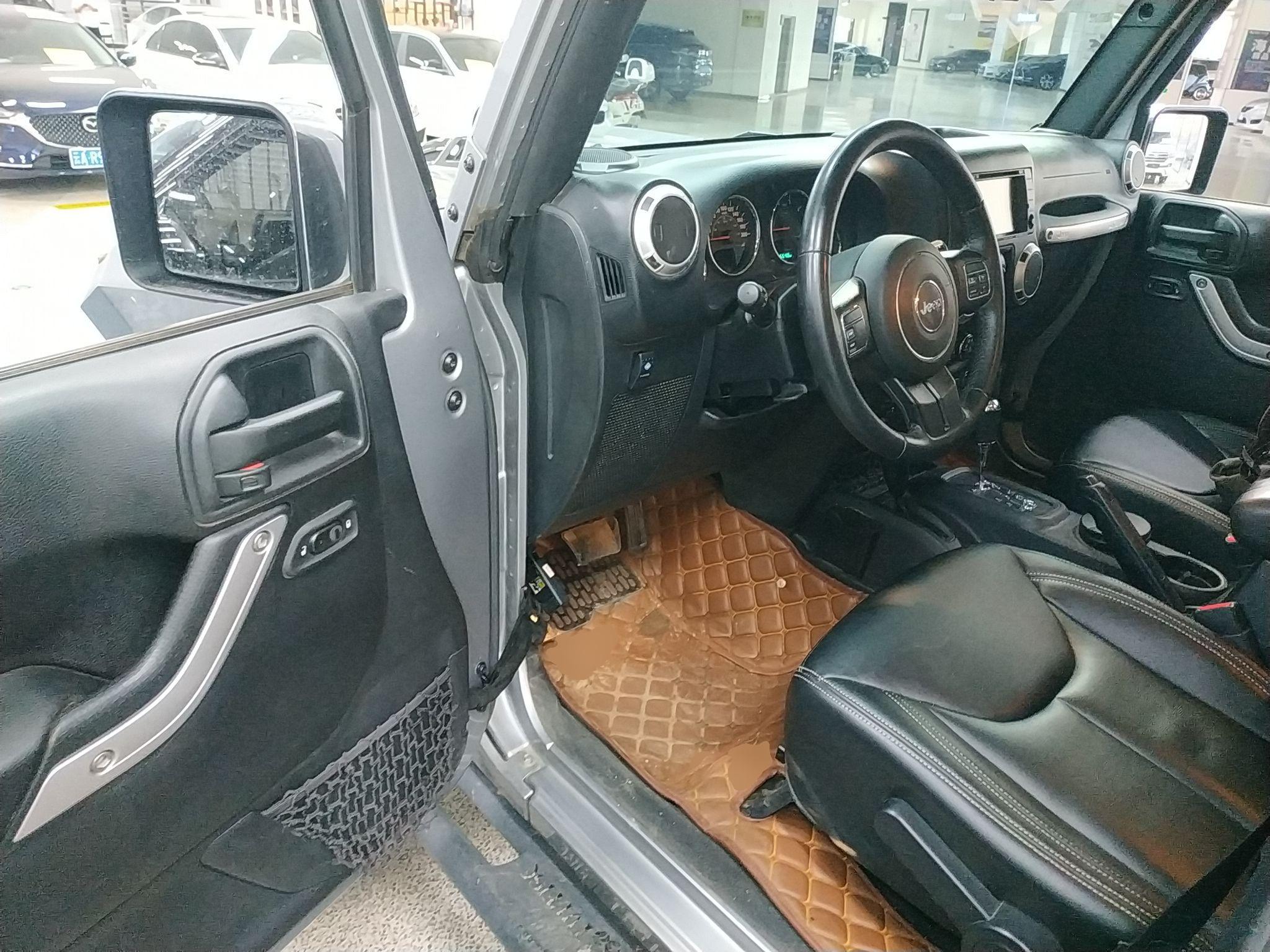 Jeep 牧马人 2015款 2.8TD Sahara 四门舒享版(进口)