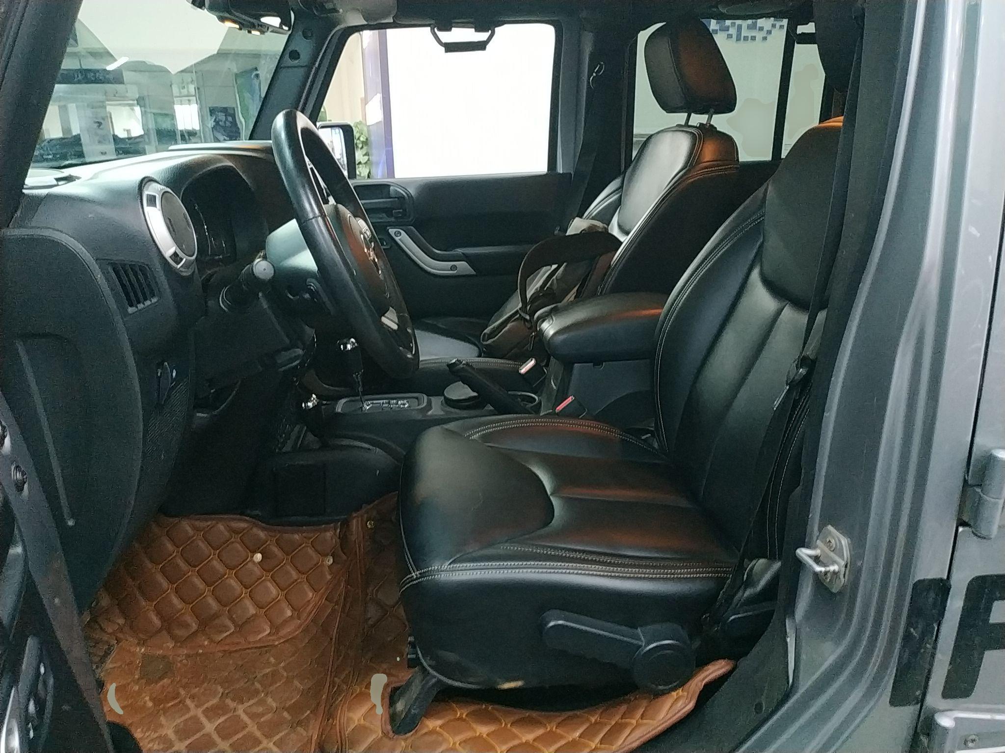 Jeep 牧马人 2015款 2.8TD Sahara 四门舒享版(进口)