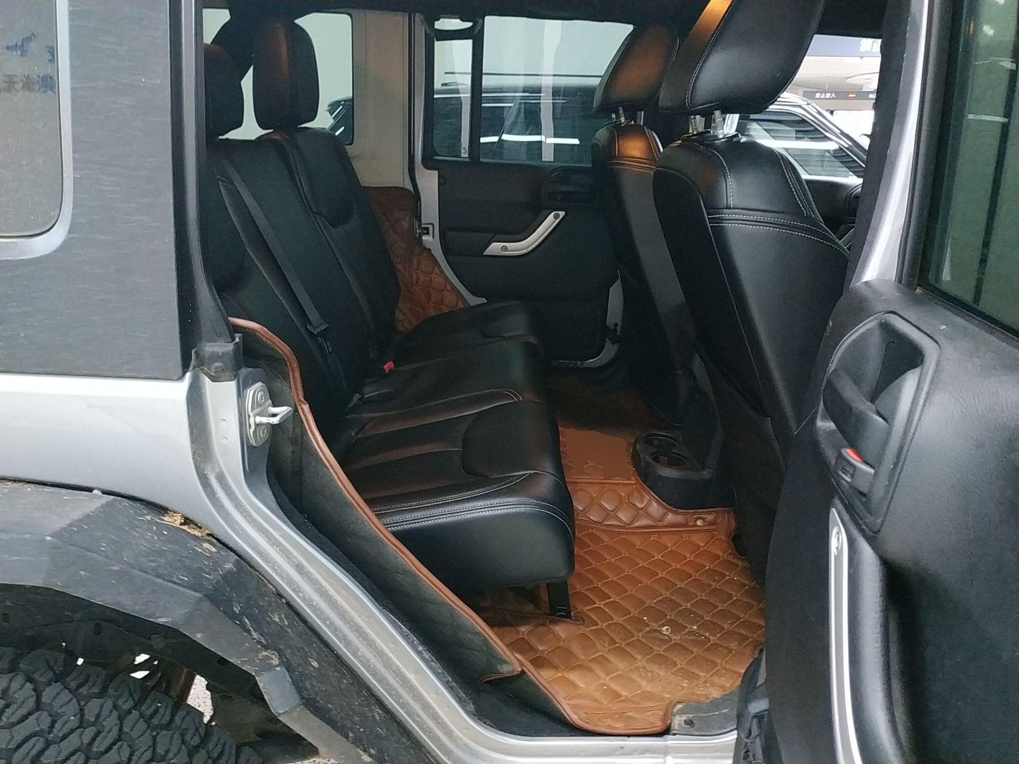 Jeep 牧马人 2015款 2.8TD Sahara 四门舒享版(进口)