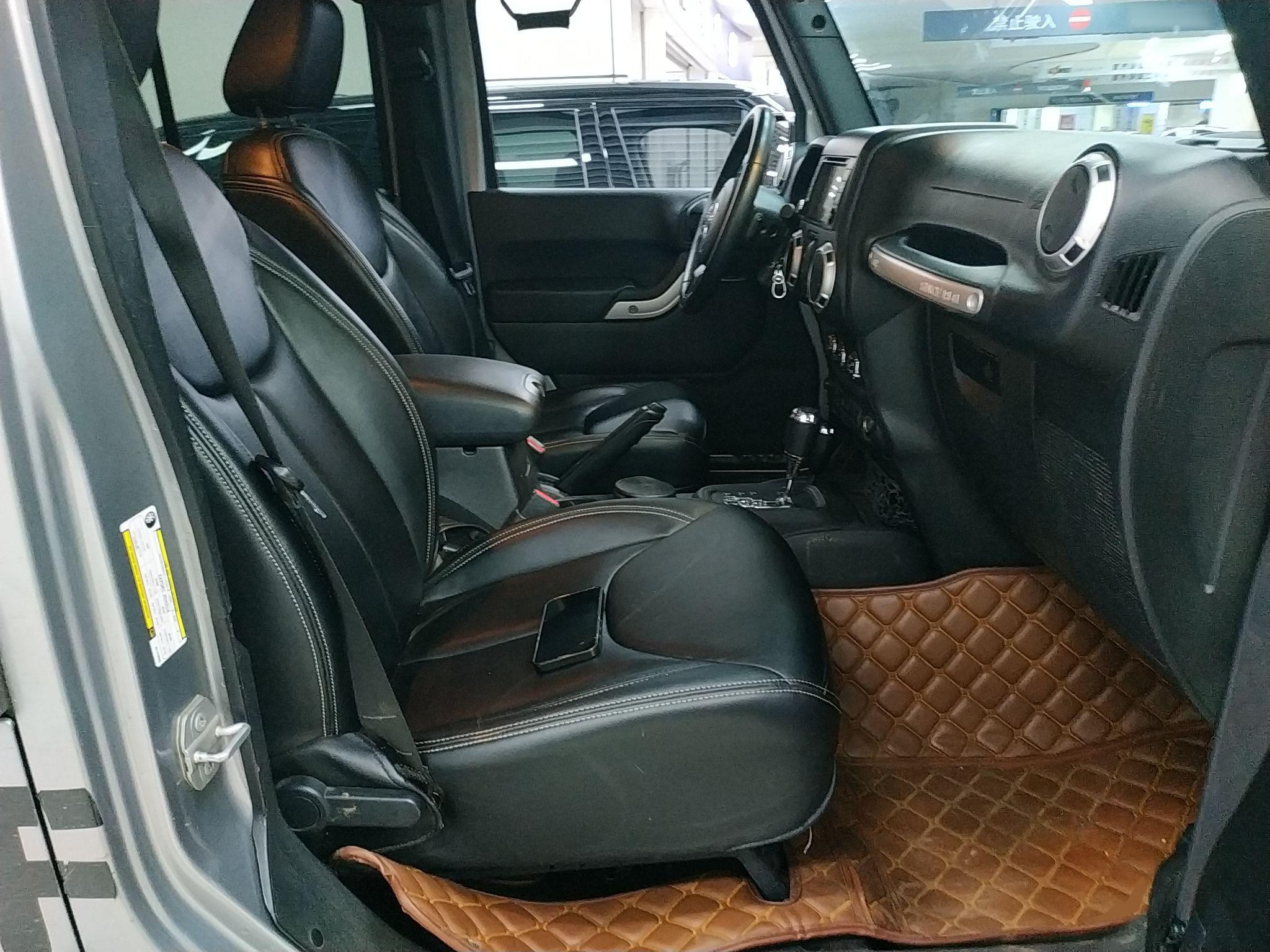 Jeep 牧马人 2015款 2.8TD Sahara 四门舒享版(进口)