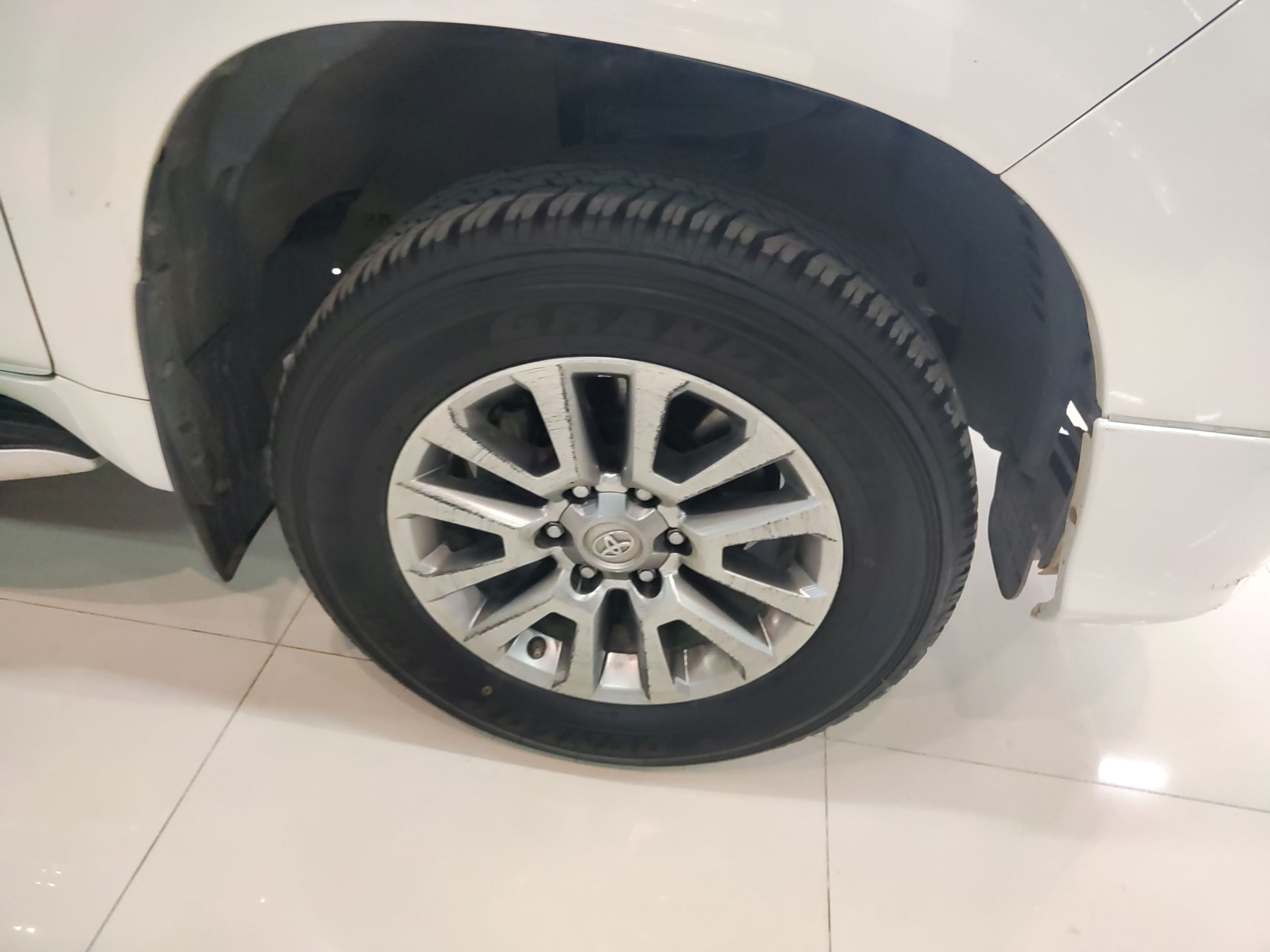 丰田 普拉多 2019款 3.5L 自动TX-L尊享版后挂备胎