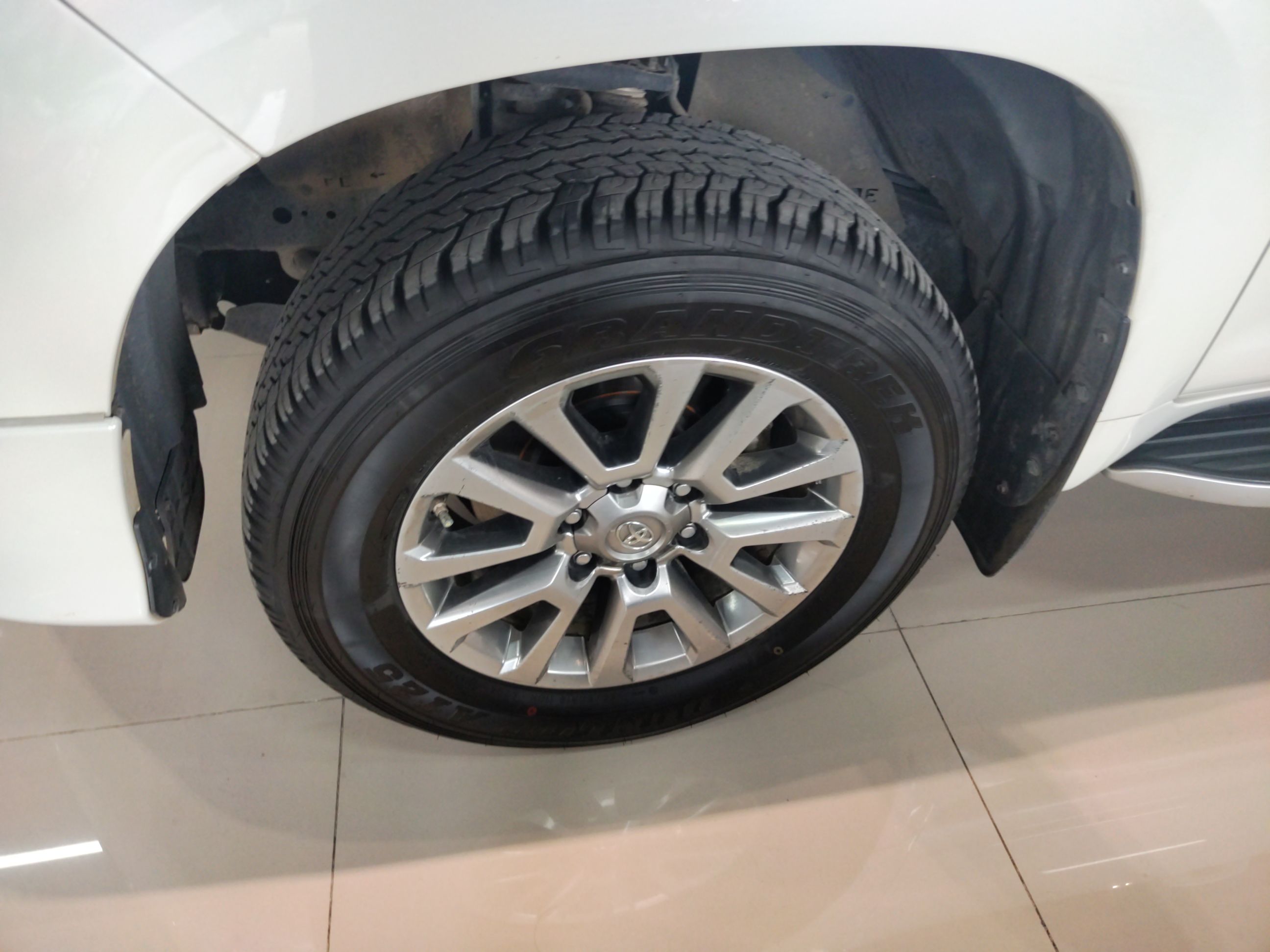 丰田 普拉多 2019款 3.5L 自动TX-L尊享版后挂备胎