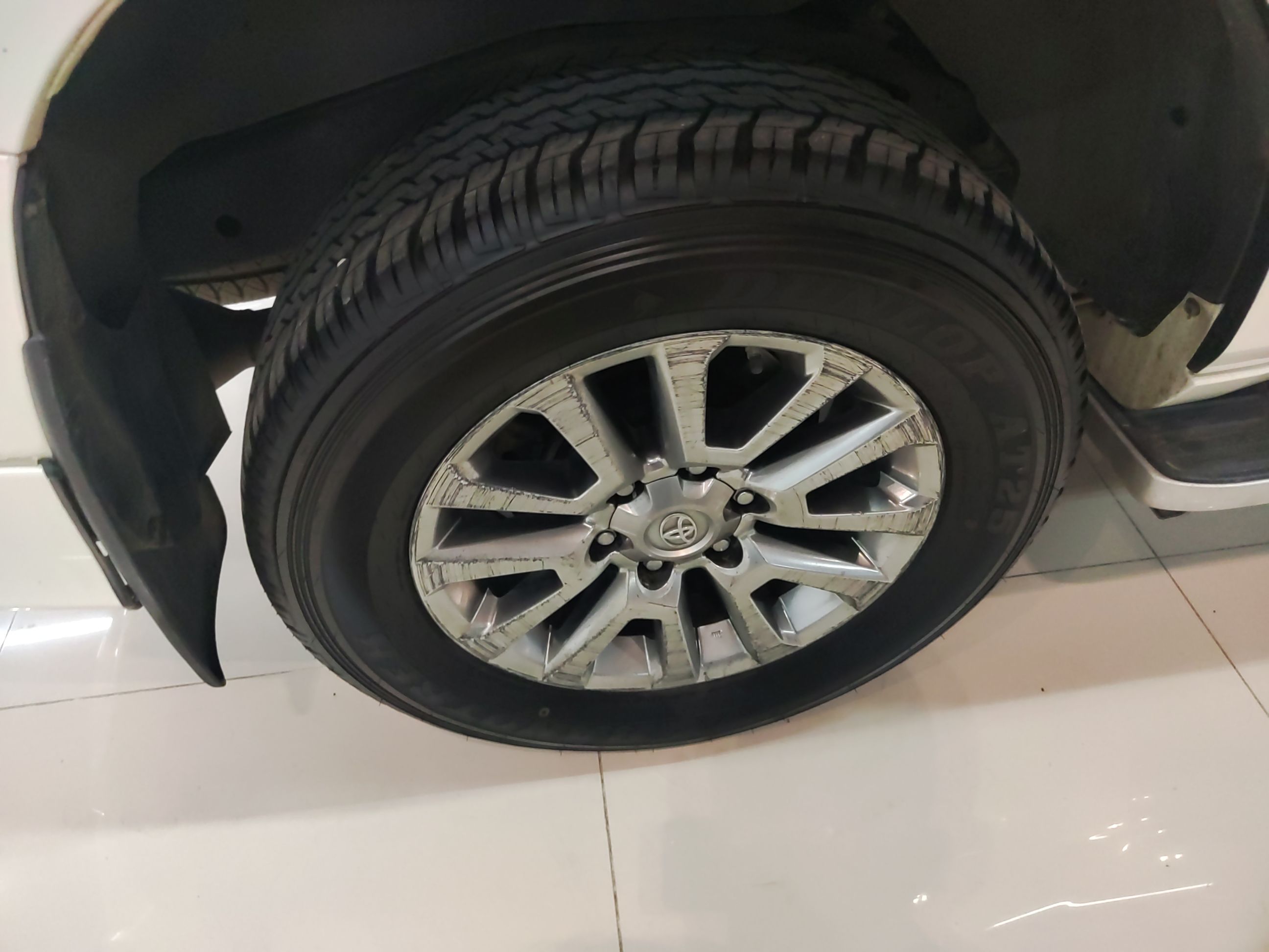 丰田 普拉多 2019款 3.5L 自动TX-L尊享版后挂备胎