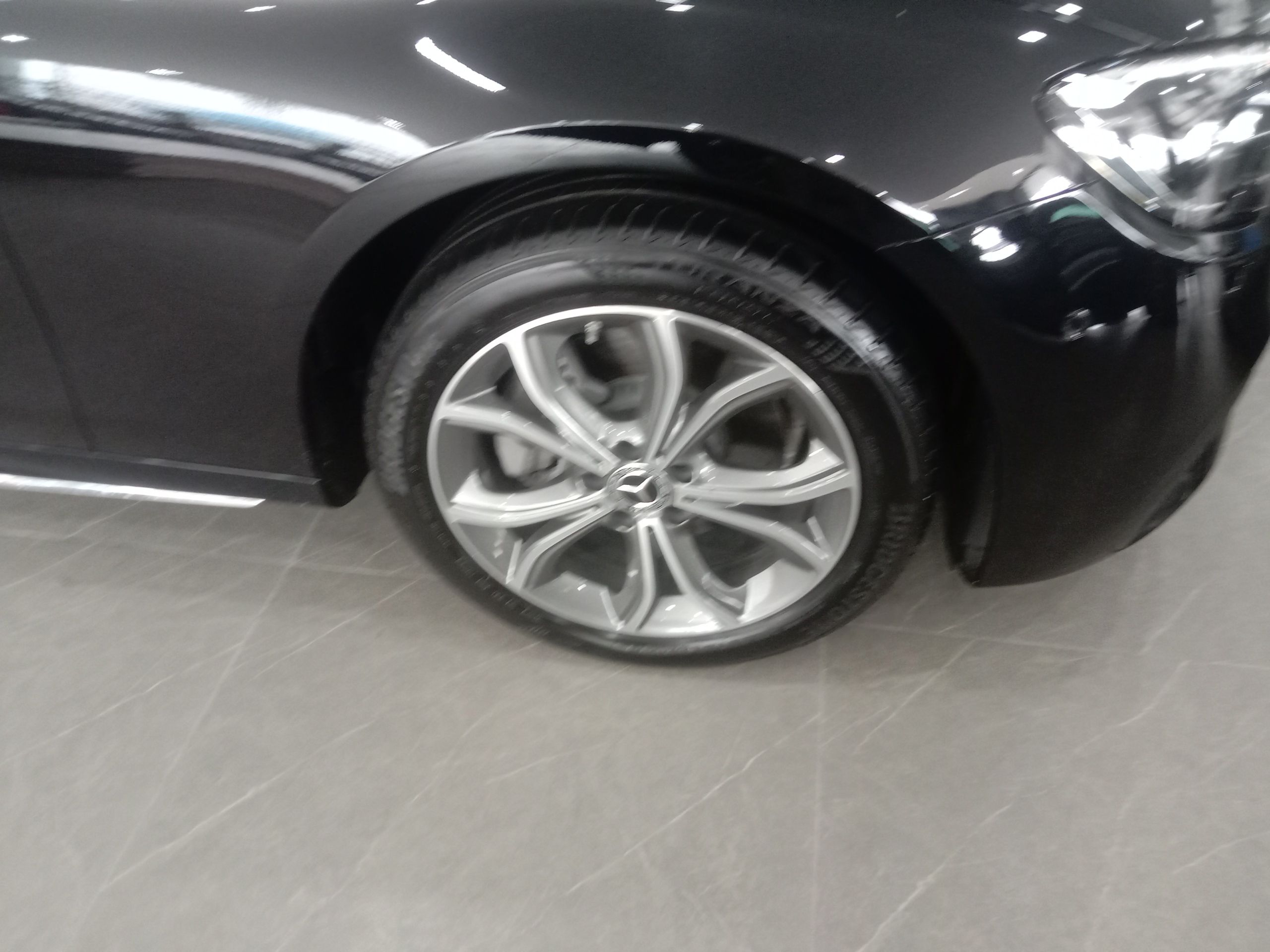 奔驰E级 2022款 改款三 E 300 L 运动豪华型