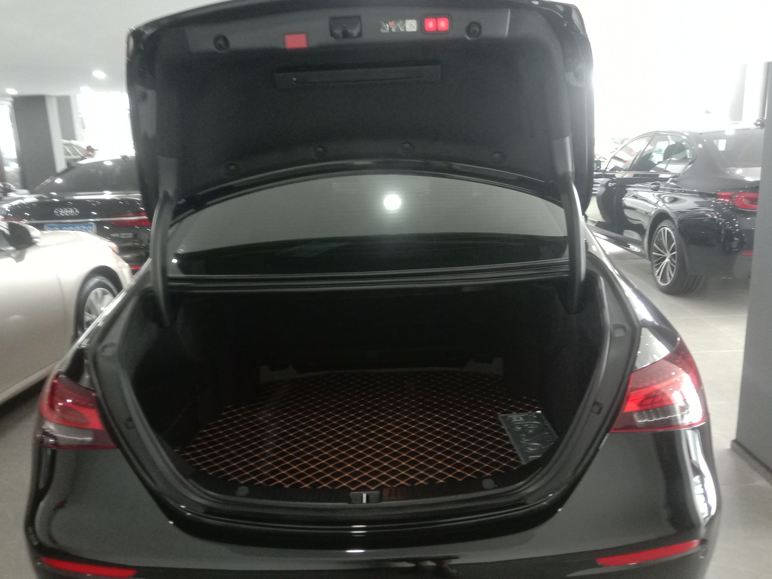 奔驰E级 2022款 改款三 E 300 L 运动豪华型