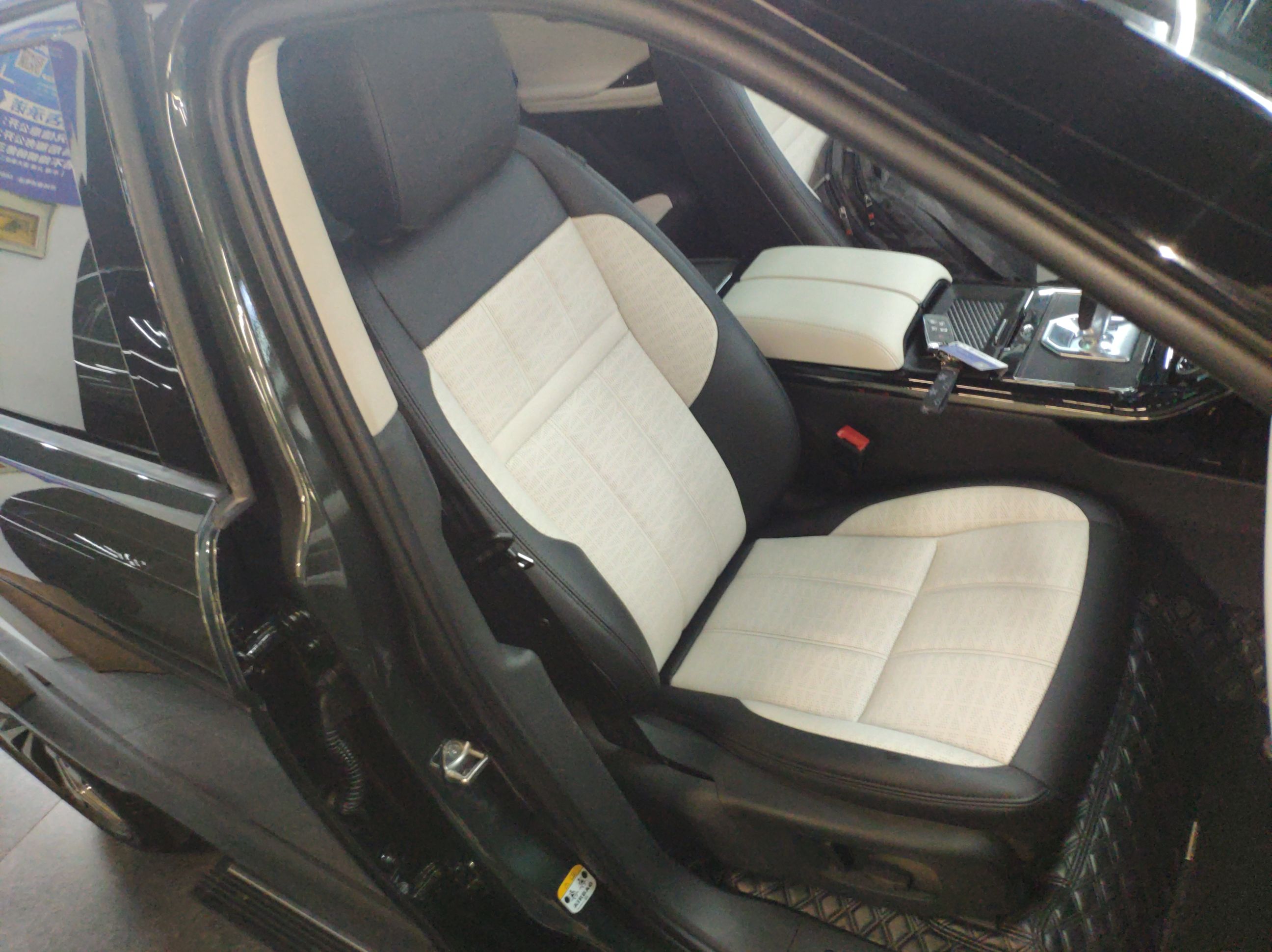 路虎 揽胜极光 2021款 极光L 249PS R-Dynamic First edition 首发版