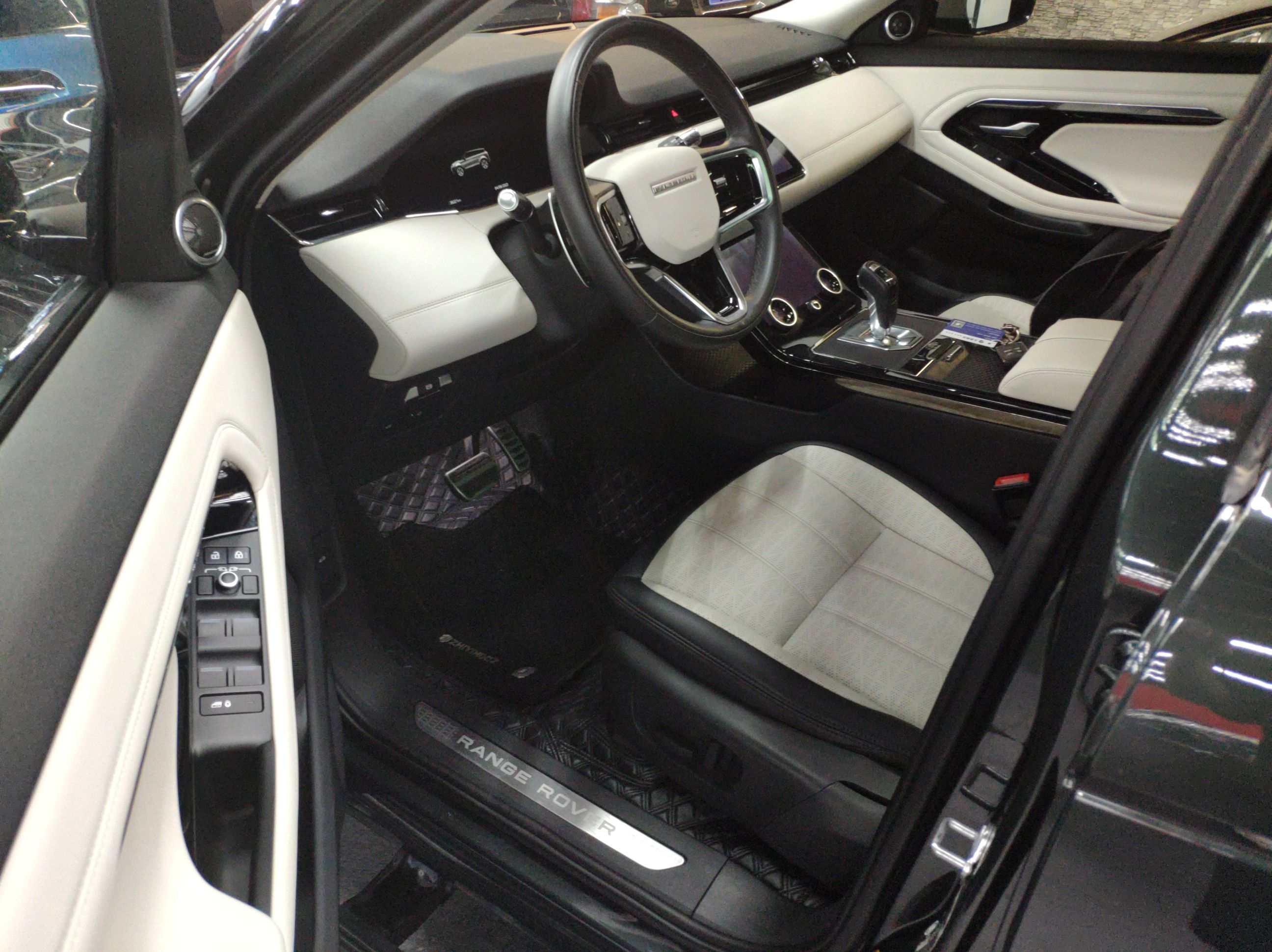 路虎 揽胜极光 2021款 极光L 249PS R-Dynamic First edition 首发版