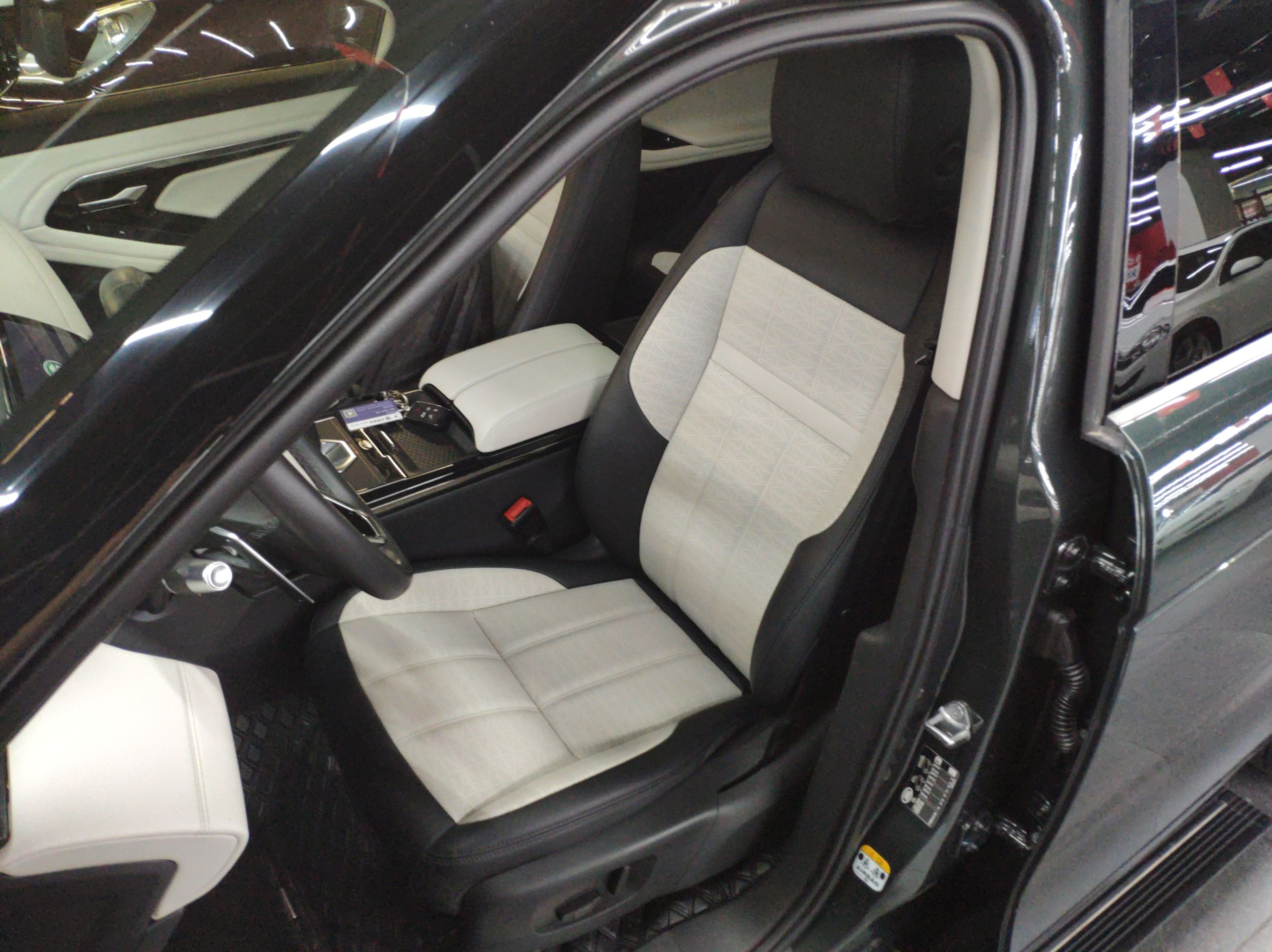 路虎 揽胜极光 2021款 极光L 249PS R-Dynamic First edition 首发版