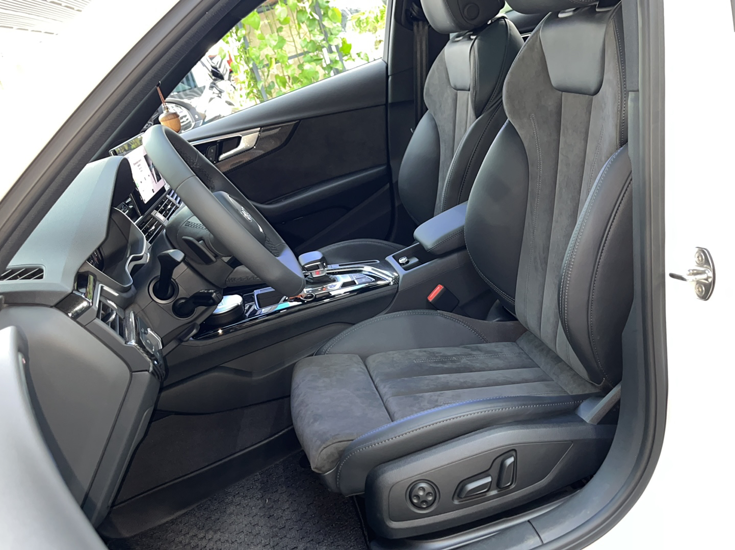 奥迪A4L 2022款 45 TFSI quattro 臻选动感型