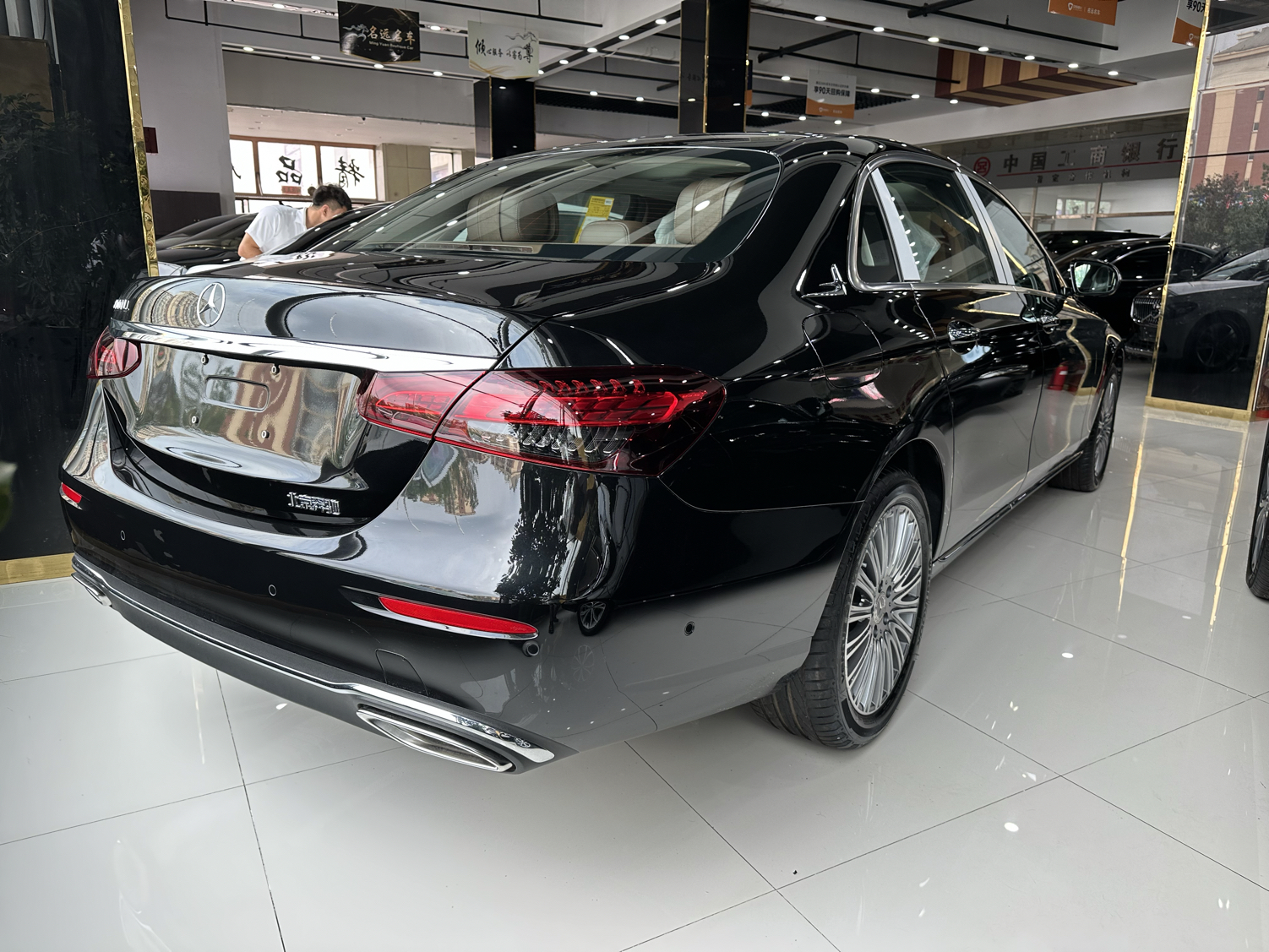 奔驰E级 2023款 E 300 L 时尚型