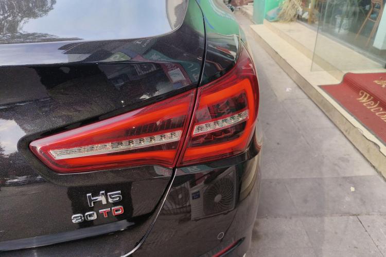 红旗H5 2022款 经典款 1.5T DCT旗悦版车身外观9