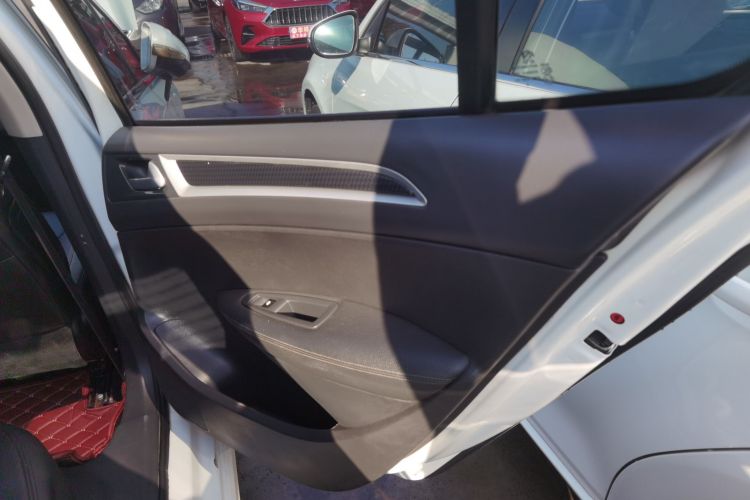 标致308 2014款 乐享版 经典 1.6L 自动风尚型中控内饰7006