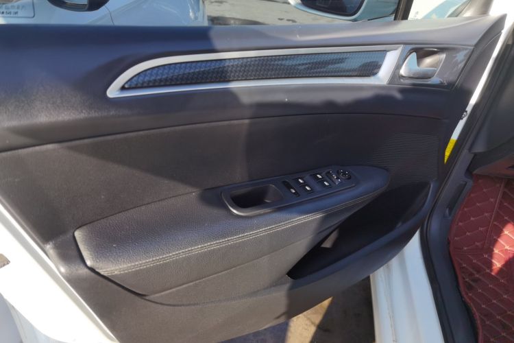 标致308 2014款 乐享版 经典 1.6L 自动风尚型中控内饰7007