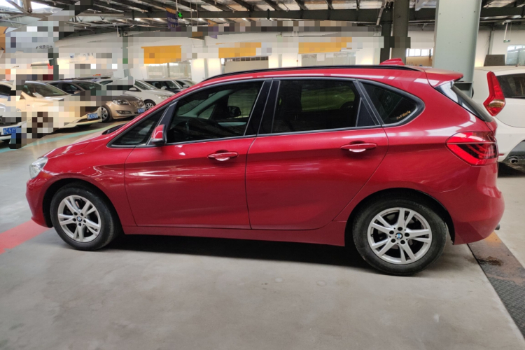 宝马2系旅行车 2016款 218i 领先型车身外观4