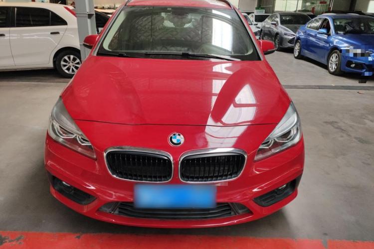 宝马2系旅行车 2016款 218i 领先型车身外观2