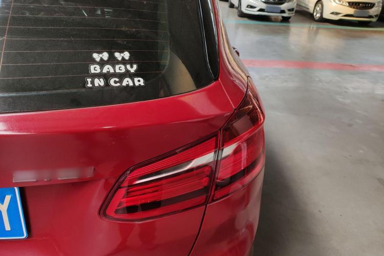 宝马2系旅行车 2016款 218i 领先型车身外观9