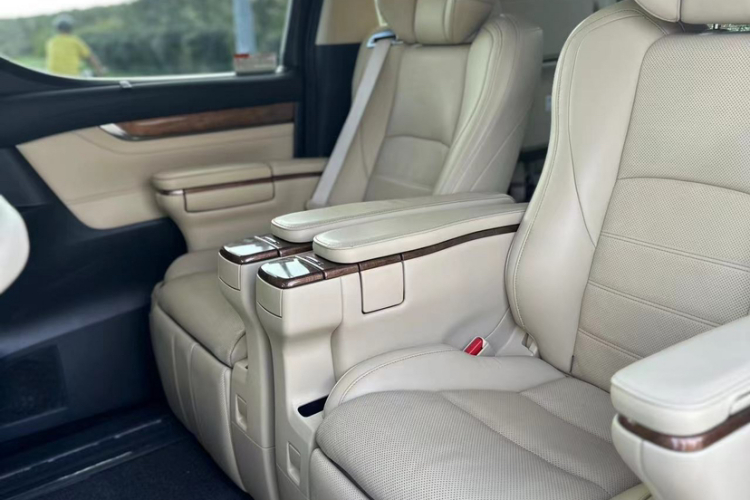 丰田 埃尔法 2015款 3.5L 尊贵版中控内饰7003