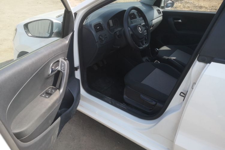 大众 Polo 2016款 1.4L 手动风尚型中控内饰7003