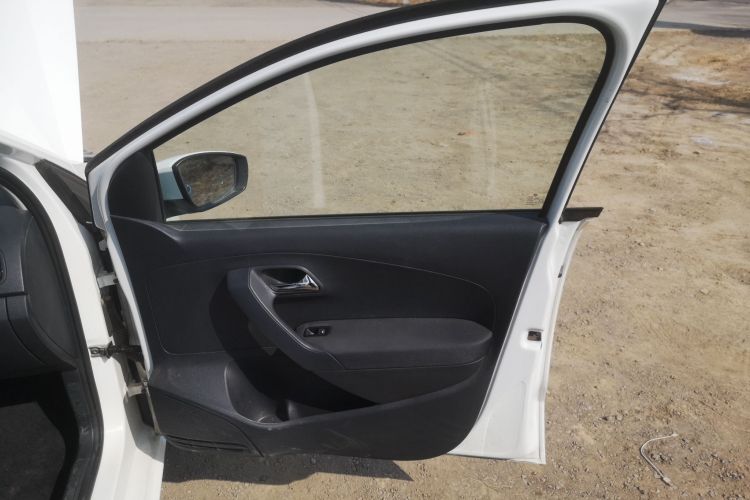 大众 Polo 2016款 1.4L 手动风尚型中控内饰7005