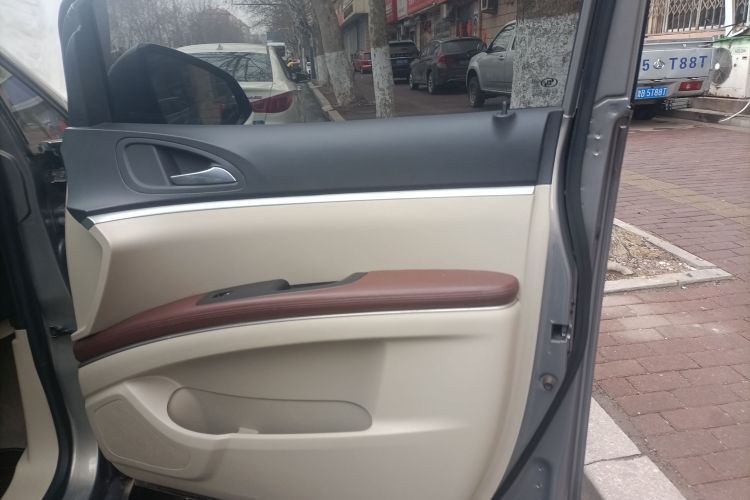 别克GL8 2017款 25S 舒适型 国V中控内饰7005