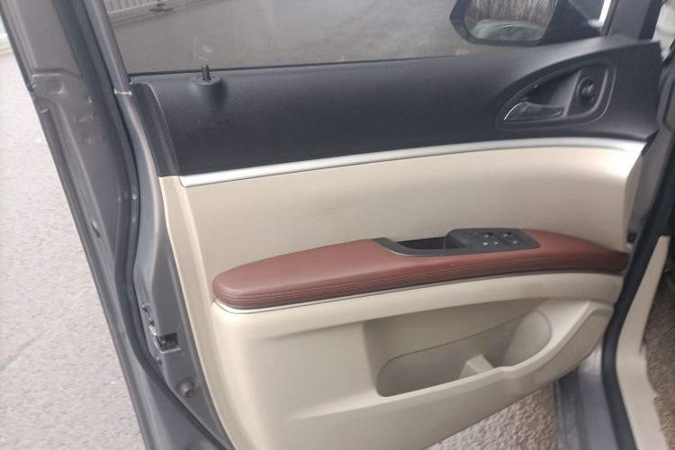 别克GL8 2017款 25S 舒适型 国V中控内饰7007