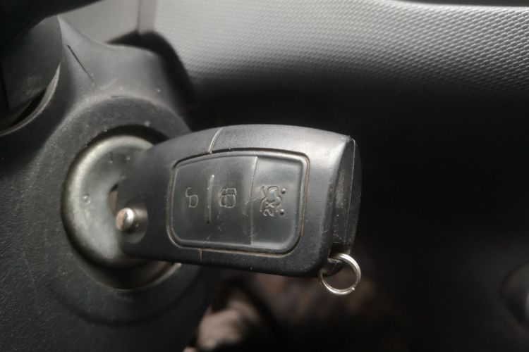 福特 嘉年华 2013款 三厢 1.5L 手动风尚型中控内饰7001