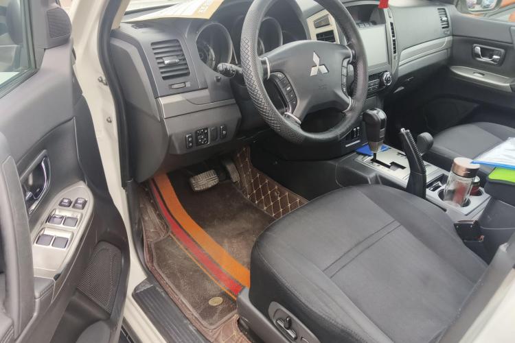 三菱 帕杰罗(进口) 2018款 3.0L 自动标准版中控内饰7002