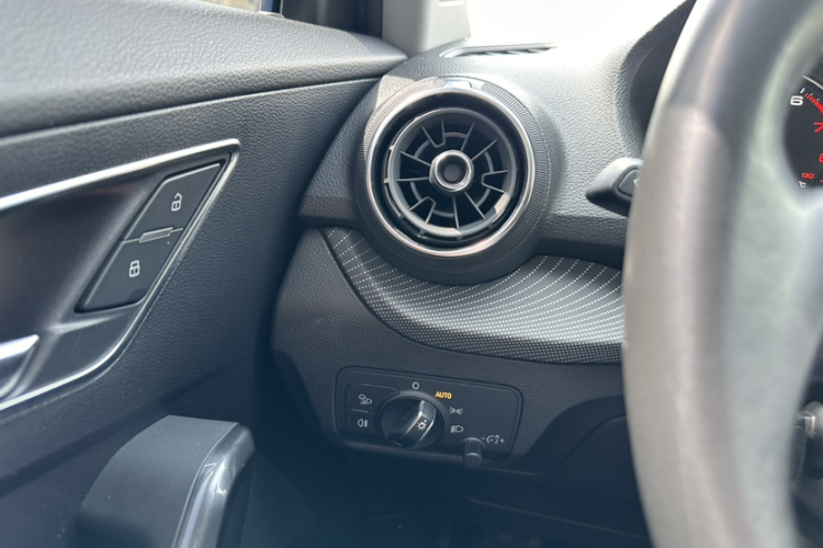 奥迪Q2L 2018款 35 TFSI 上市专享版 国V中控内饰7003