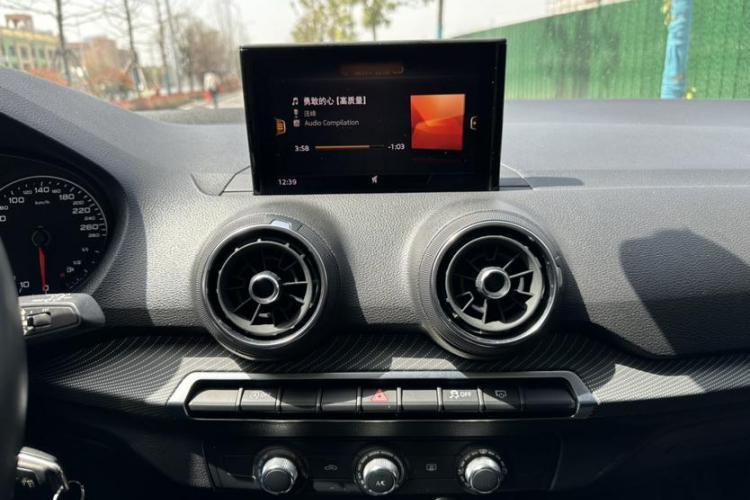 奥迪Q2L 2018款 35 TFSI 上市专享版 国V中控内饰7009