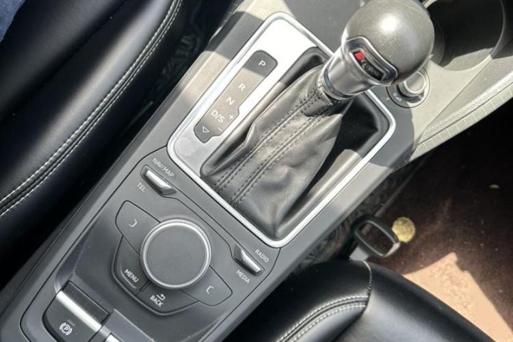 奥迪Q2L 2018款 35 TFSI 上市专享版 国V中控内饰7006