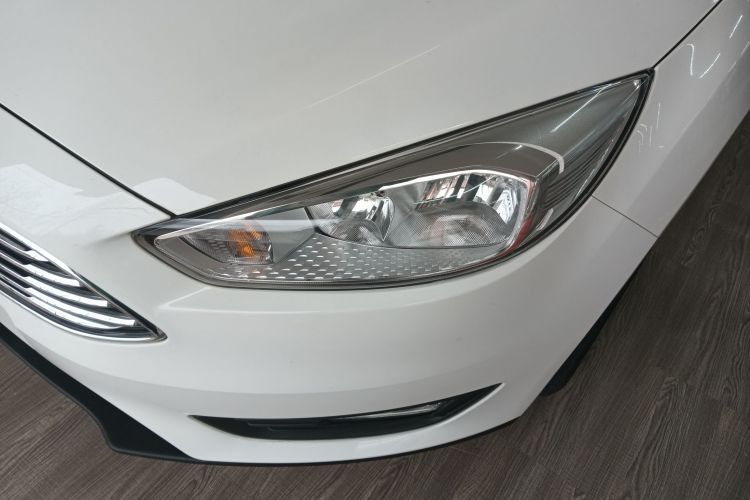 福特 福克斯 2018款 三厢经典 1.6L 自动风尚型智行版车身外观36