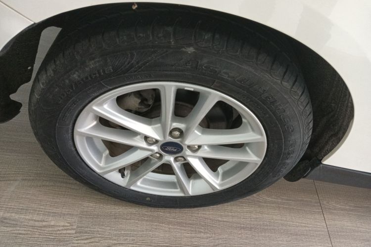 福特 福克斯 2018款 三厢经典 1.6L 自动风尚型智行版车身外观56